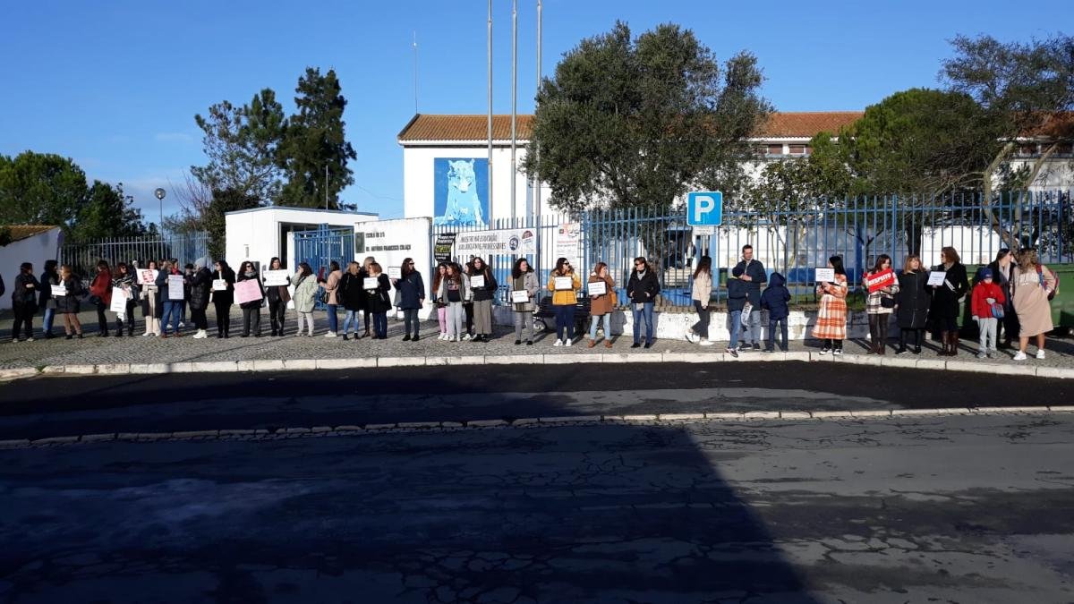 Rádio Castrense Escolas de Castro Verde encerradas Greve dos