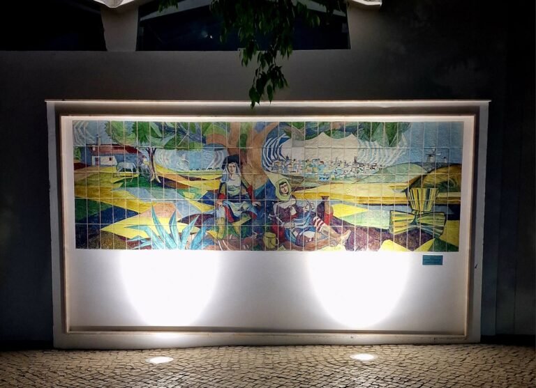 Painel de azulejos de Carlos Marques foi reinstalado no exterior da Piscina Descoberta de Beja