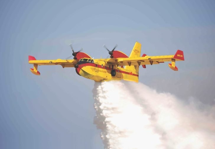 Força Aérea adquire dois aviões bombardeiros pesados Canadair 515