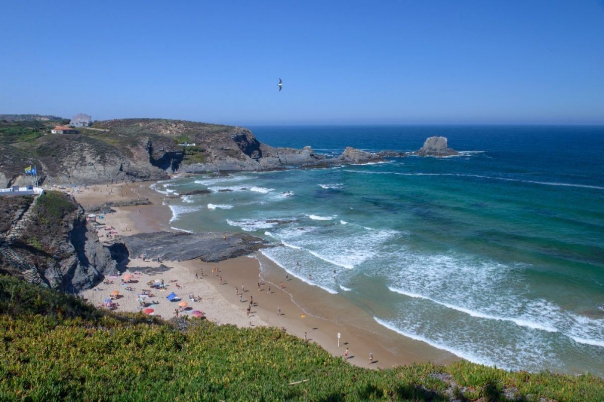 Homem de 57 anos resgatado após queda de arriba na praia da Pedra da Bica, em Odemira