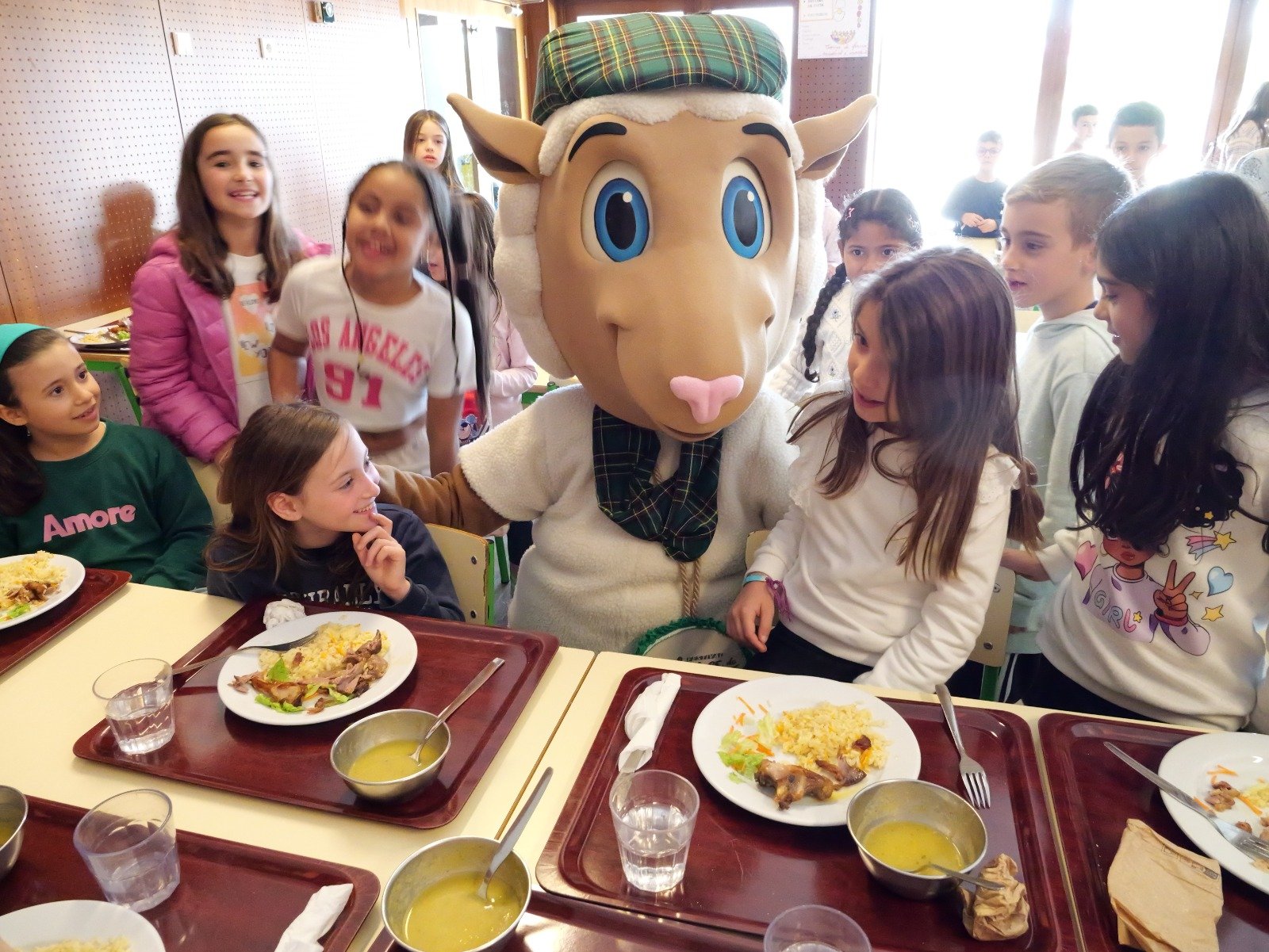 Alunos do Agrupamento de Escolas de Castro Verde degustaram Borrego do Campo Branco na ementa escolar