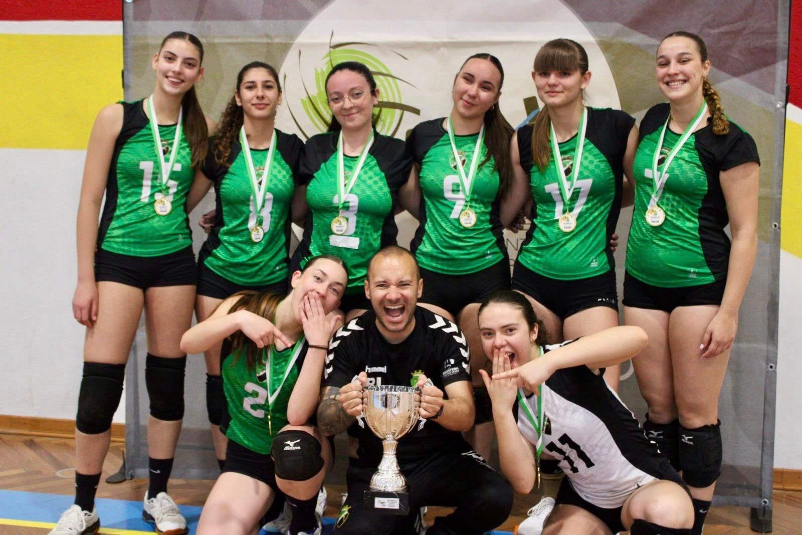 Equipa de Juniores feminina do FC Castrense sagrou-se campeã Regional de Voleibol e venceu a Taça Regional da AVAL