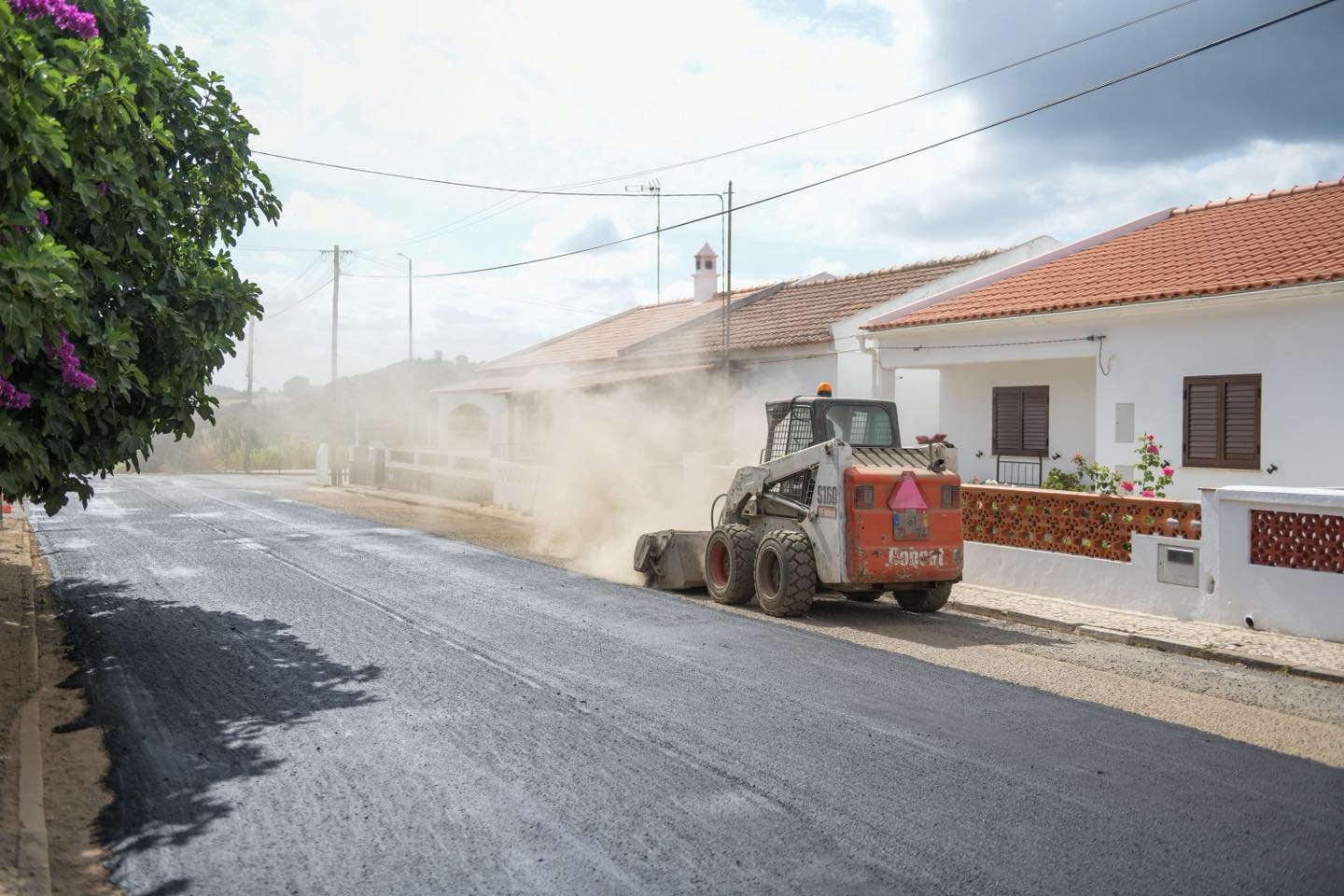 Odemira prossegue empreitada de beneficiação de arruamentos em várias freguesias