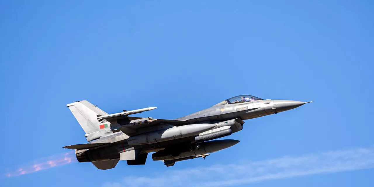 Caças F16-M da Força Aérea fazem hoje passagens aéreas para assinalar a despedida de 2025 e dar as boas-vindas ao Ano Novo