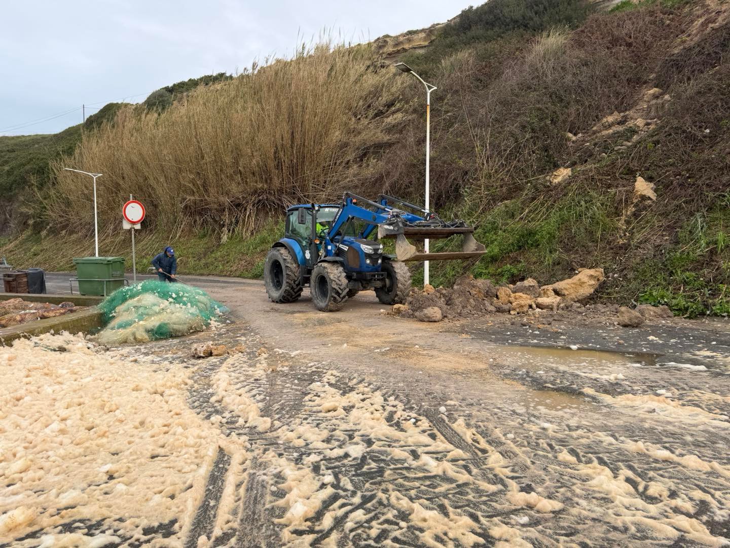 Milfontes: Aluimento no Portinho do Canal obriga a corte de trânsito e trabalhos de limpeza
