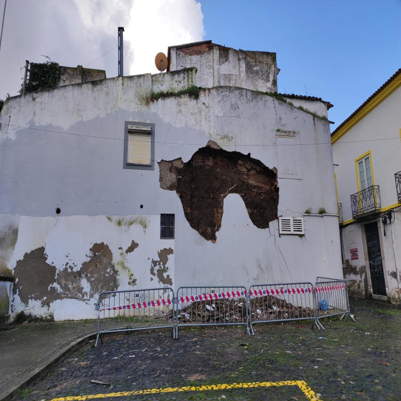 Beja: Octogenário retirado em segurança de prédio em risco de ruir