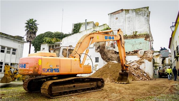 Câmara de Beja realiza demolição controlada em edifício da Rua Alexandre Herculano