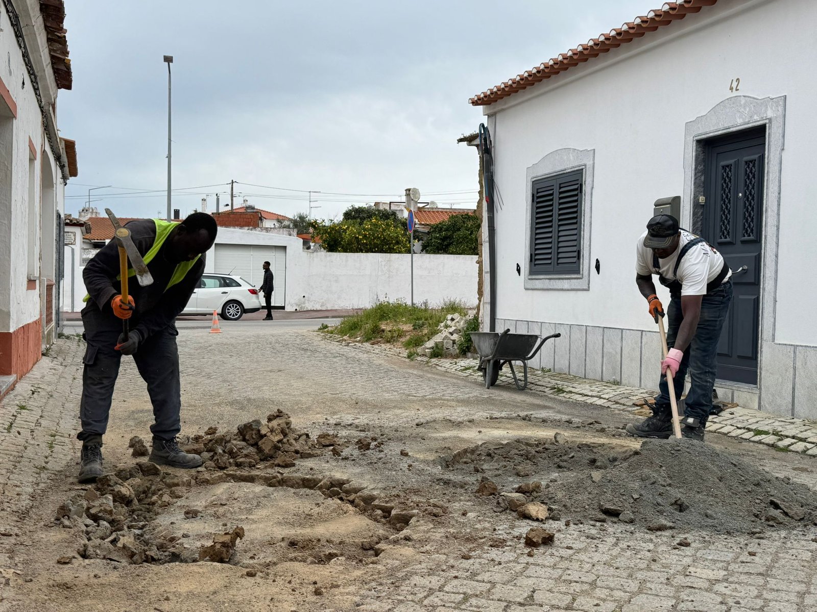 Município de Cuba avança com trabalhos de reposição de calçada em vários arruamentos