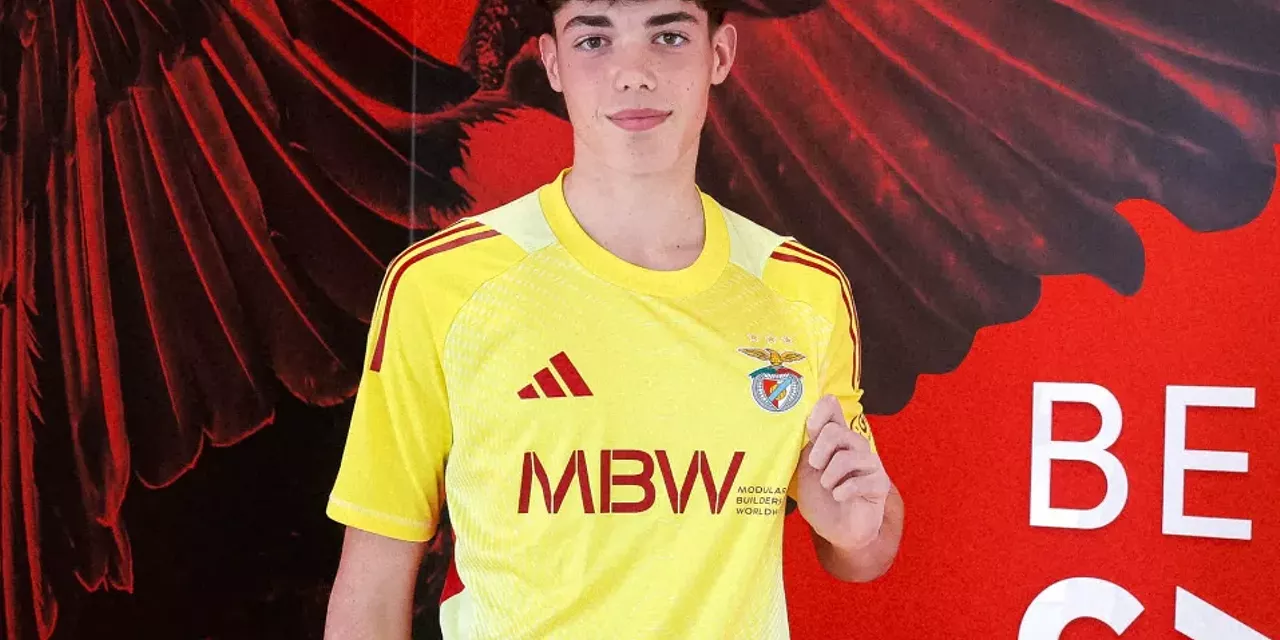 Lourenço Luís, jovem guarda-redes de 14 anos, assina contrato de formação com o Benfica