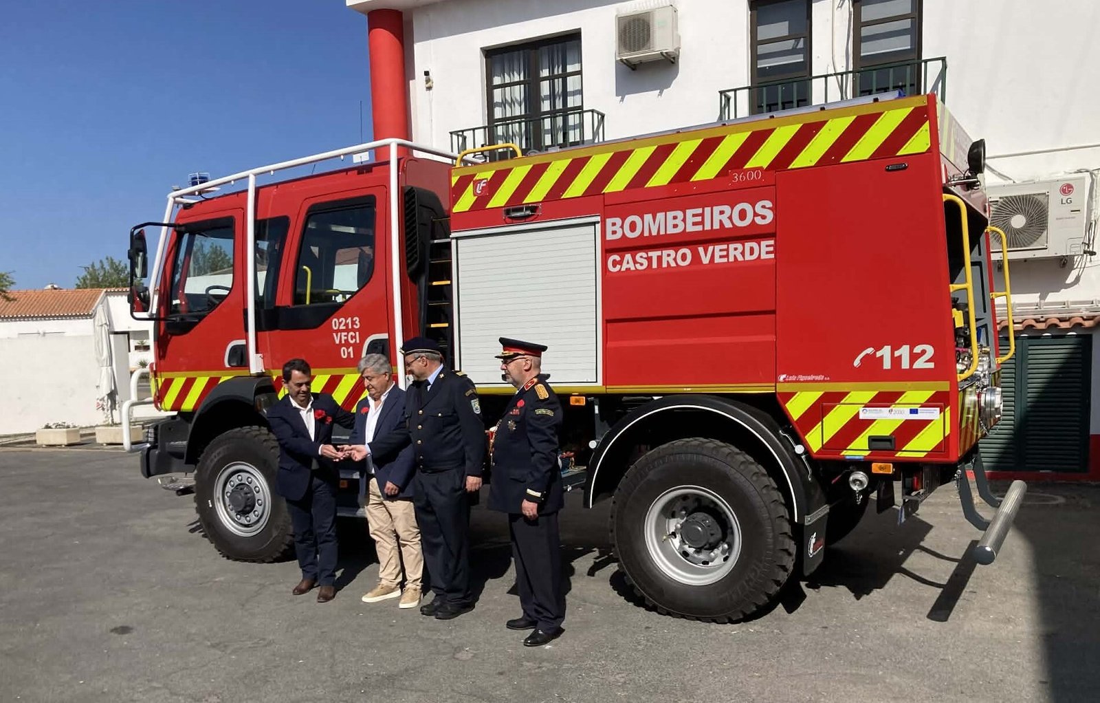 Câmara de Castro Verde entregou este sábado dia 25 de Abril uma viatura Florestal de Combate a Incêndios aos bombeiros voluntários