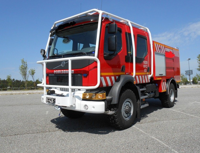 Câmara de Castro Verde entrega nova viatura de combate a incêndios aos bombeiros