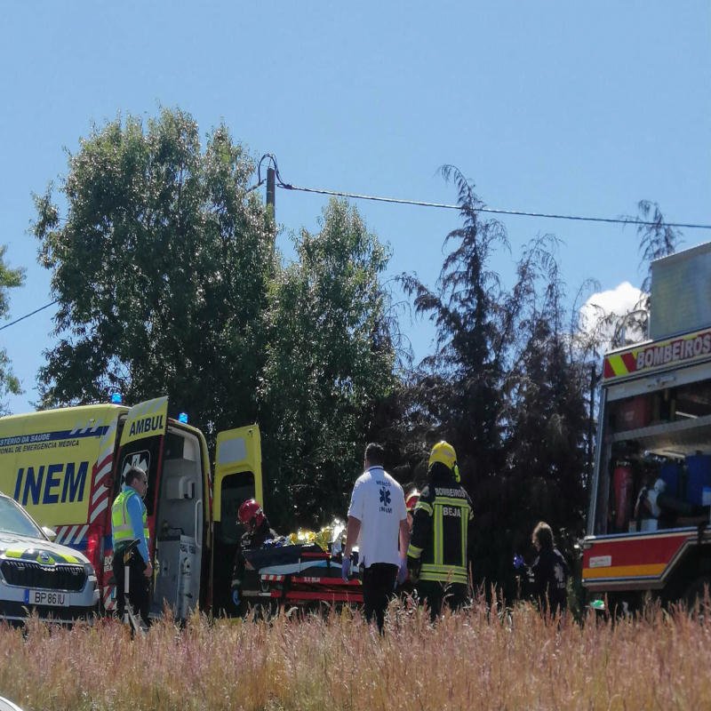 Ferido grave em colisão entre automóvel e máquina agrícola em Beja