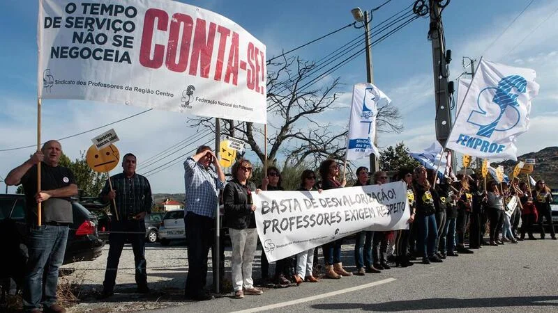 O governo tem que “rever a carreira docente” para bem do setor da educação, avisa a FENPROF
