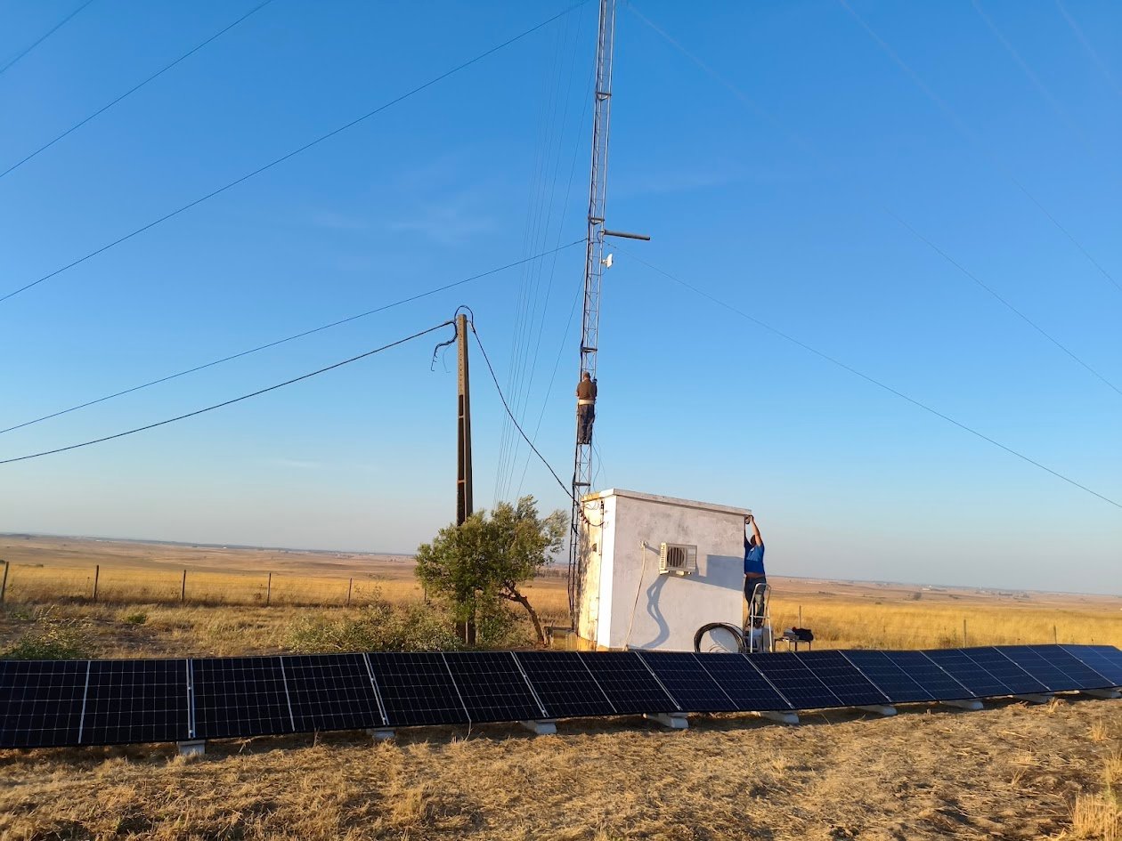 Rádio Castrense aposta na autonomia energética e garante emissão contínua em situações de emergência