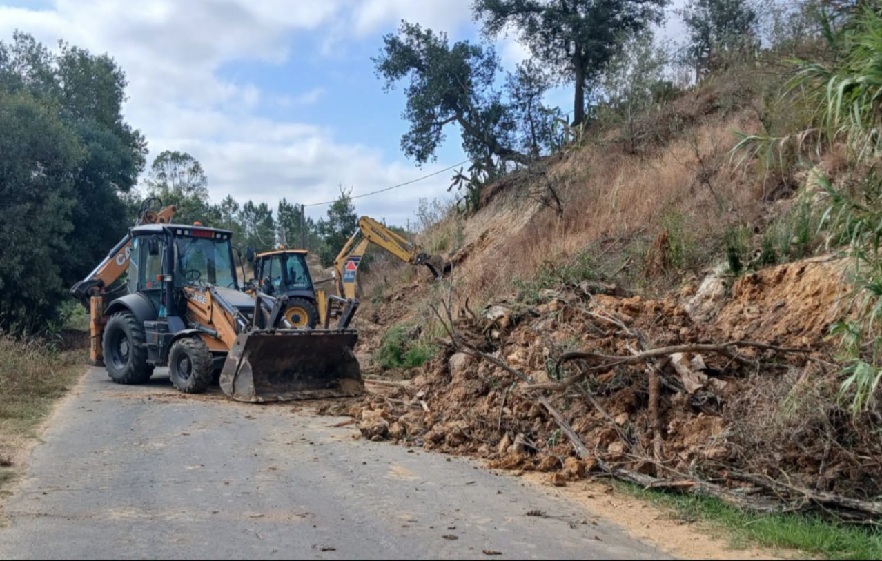Município de Santiago do Cacém avança com obras de manutenção no Caminho Municipal 1075