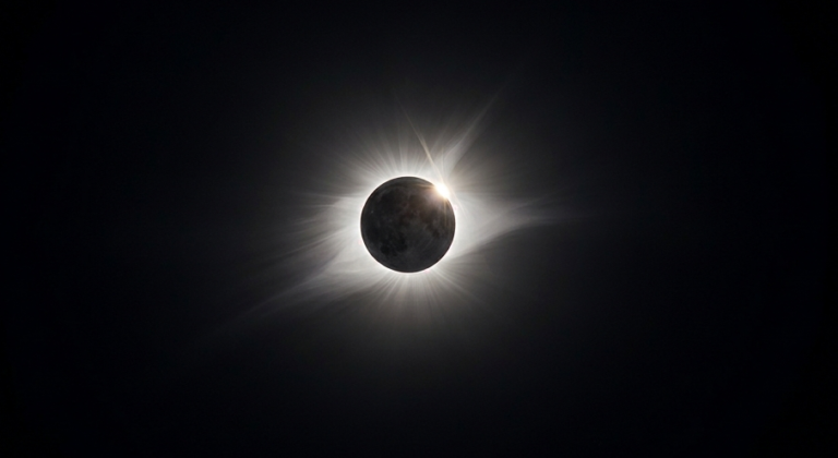DGS alerta para os riscos de observar o eclipse solar sem proteção adequada