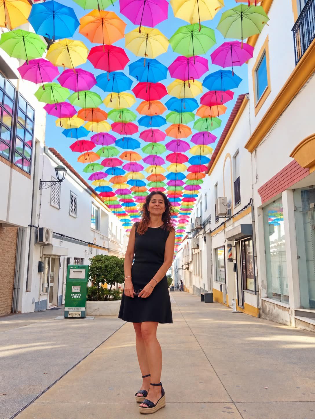 Cidália Guerreiro transformou a rua Morais Sarmento em Castro Verde num belo e colorido guarda chuva e outros tantos sóis