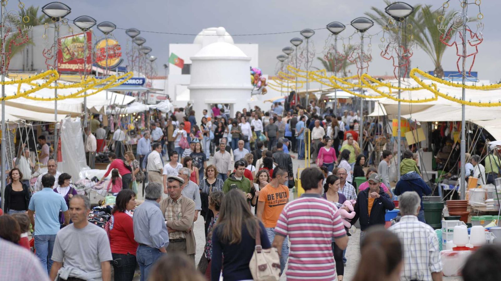 Está ai a porta a secular Feira de Castro, não há feira como esta