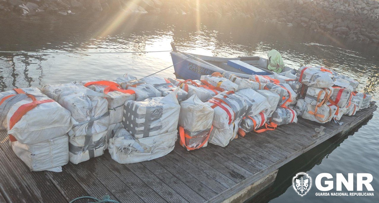 GNR apreende quase quatro toneladas de cocaína na costa de Odemira e Sines e detém três homens